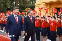Thiếu nhi Hà Nội chào mừng Tổng Bí thư, Chủ tịch nước Trung Quốc Tập Cận Bình thăm cấp Nhà nước tới Việt Nam. (Ảnh: Thống Nhất/TTXVN)
