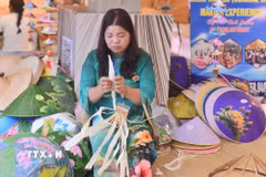 Nghệ nhân làng nghề nón Chuông trình diễn nghề tại Chợ phiên Kết Duyên Sáng Tạo. (Ảnh: Tuyết Mai/TTXVN)