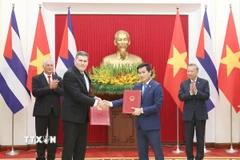 Tổng Bí thư Tô Lâm và Bí thư thứ Nhất, Chủ tịch nước Cuba Miguel Díaz-Canel Bermúdez chứng kiến Lễ trao Biên bản thoả thuận Kỳ họp thứ 42 Uỷ ban Liên Chính phủ về hợp tác kinh tế và khoa học kỹ thuật Việt Nam-Cuba. (Ảnh: Thống Nhất/TTXVN)