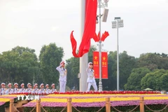 Quốc kỳ được kéo lên trên Quảng trường Ba Đình. (Ảnh minh họa: Hoàng Hiếu/TTXVN)