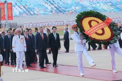 Lãnh đạo Đảng, Nhà nước đến đặt vòng hoa và vào Lăng viếng Chủ tịch Hồ Chí Minh. (Ảnh: An Đăng/TTXVN)