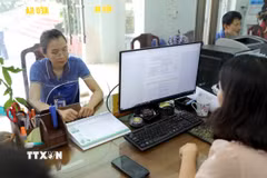 Người dân đến làm thủ tục hành chính tại Trung tâm phục vụ hành chính công phường Vĩnh Phúc, tỉnh Phú Thọ. (Ảnh: Hoàng Hùng/TTXVN)
