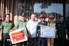 Tổng Bí thư Tô Lâm thăm hỏi, tặng quà các lực lượng tham gia phòng, chống bão lũ và giúp đỡ nhân dân khắc phục hậu quả trên địa bàn tỉnh. (Ảnh: Thống Nhất/TTXVN)