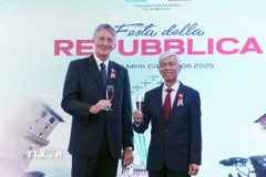 Ông Võ Văn Hoan (phải), Phó Chủ tịch Ủy ban Nhân dân và ông Enrico Padula (trái), Tổng Lãnh sự Italy tại Thành phố Hồ Chí Minh chúc mừng kỷ niệm 79 năm Ngày Quốc khánh Italy. (Ảnh: Xuân Khu/TTXVN)