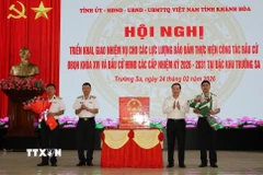 Đồng chí Hồ Xuân Trường và Chuẩn đô đốc Nguyễn Anh Tuấn tặng hoa cho các lực lượng thực hiện công tác bầu cử đại biểu Quốc hội khóa XVI và đại biểu Hội đồng Nhân dân các cấp, nhiệm kỳ 2026-2031 tại đặc khu Trường Sa. (Ảnh: TTXVN phát)