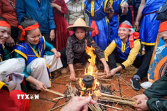 Phần thi thổi cơm của các đội thi diễn ra trong sân đình Thị Cấm. (Ảnh: Khánh Hòa/TTXVN)
