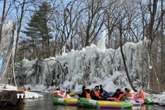 Du khách trải nghiệm bè tự trôi dạt giữa dòng sông không đóng băng. (Ảnh: Công Tuyên/TTXVN)