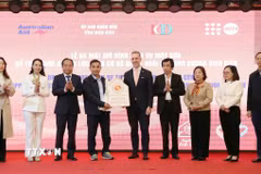 Lễ bàn giao Ngôi nhà Ánh Dương cho Quỹ Phát triển cộng đồng tỉnh Điện Biên. (Ảnh: Trung Kiên/TTXVN)
