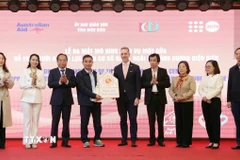 Lễ bàn giao Ngôi nhà Ánh Dương cho Quỹ Phát triển cộng đồng tỉnh Điện Biên. (Ảnh: Trung Kiên/TTXVN)