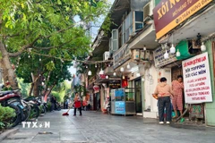 Một đoạn vỉa hè trên phố Trần Hưng Đạo sau khi lực lượng chức năng vận động người dân lập lại trật tự, vỉa hè, văn minh đô thị. (Ảnh: Quốc Lũy/TTXVN)