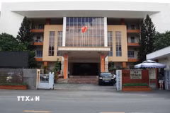 Trụ sở Ủy ban Nhân dân quận Tân Phú (cũ) hiện được cải tạo thành Trường Trung học phổ thông Thoại Ngọc Hầu giúp giảm áp lực phòng học ở khu vực này. (Ảnh: Hứa Chung/TTXVN)