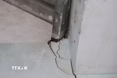 Bà con cho rằng các vết nứt đã ảnh hưởng đến kết cấu ngôi nhà. (Ảnh: Đinh Hương/TTXVN)