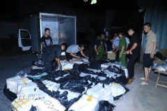 Ban Chuyên án đóng gói, niêm phong tang vật vụ án buôn lậu thuốc lá. (Ảnh: TTXVN phát)