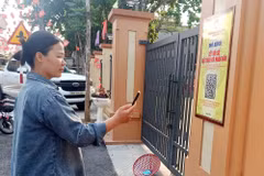 Người dân phường Mỹ Hào (Hưng Yên) phản ánh những ý kiến, kiến nghị qua hòm thư trực tuyến ở mô hình “Kết nối số - Mặt trận với Nhân dân.” (Ảnh: Thế Duyệt/TTXVN)