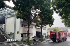 Lực lượng chức năng nỗ lực dập tắt đám cháy bên trong nhà máy Bia Hà Nội. (Ảnh: TTXVN phát)