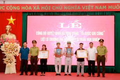 Các đồng chí lãnh đạo tỉnh Hà Giang và Chi cục Kiểm lâm tỉnh trao Bằng Tổ quốc ghi công của Chủ tịch nước cho thân nhân các liệt sỹ. (Nguồn: Báo Hà Giang)