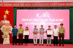 Các đồng chí lãnh đạo tỉnh Hà Giang và Chi cục Kiểm lâm tỉnh trao Bằng Tổ quốc ghi công của Chủ tịch nước cho thân nhân các liệt sỹ. (Nguồn: Báo Hà Giang)