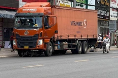 Hiện trường vụ tài xế xe tải để xe tự trôi cán chết người đang dừng đèn đỏ.