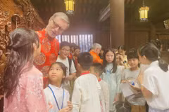 Ông Olivier Brochet, Đại sứ Pháp tại Việt Nam giao lưu với các thí sinh sau buổi thi. (Ảnh: Tuyết Mai/TTXVN)