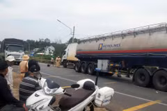 Đồng Nai: Tai nạn liên hoàn giữa 3 xe tải, Quốc lộ 14 ùn tắc gần 5km