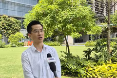 Tiến sỹ Hà Sơn Tùng, Phó Trưởng khoa Khoa Công nghệ quang học tiên tiến ASTAR, trả lời phỏng vấn phóng viên TTXVN. (Ảnh: Việt Dũng/TTXVN)