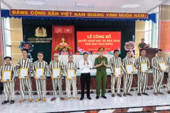 Trao quyết định đặc xá cho phạm nhân ở Vĩnh Long. (Ảnh: Huỳnh Phúc Hậu/TTXVN)