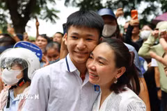 Phụ huynh vui mừng đón thí sinh sau khi hoàn thành môn thi đầu tiên tại điểm thi Trường Trung học phổ thông Trần Nhân Tông. (Ảnh: Thanh Tùng/ TTXVN)