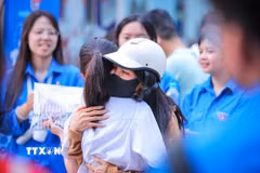 Tình yêu thương của phụ huynh là nguồn động lực lớn lao giúp thí sinh vững vàng "vượt vũ môn". (Ảnh: Hoàng Hiếu/TTXVN)