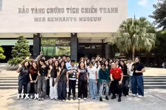 Sinh viên Singapore thăm Bảo tàng chứng tích chiến tranh. (Ảnh: TTXVN phát)
