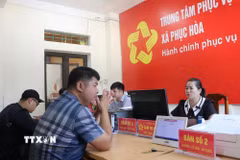 Người dân đến Trung tâm phục vụ hành chính công xã Phục Hòa giải quyết thủ tục hành chính. (Ảnh: Chu Hiệu/TTXVN)