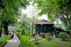 Nhà sàn Bác Hồ luôn được du khách quan tâm, tìm hiểu về cuộc sống giản dị của Người. (Ảnh: Thanh Tùng/TTXVN)