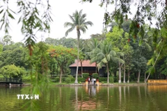 Tham quan khu tích, chúng ta cảm nhận được tấm gương đạo đức và tư tưởng của Chủ tịch Hồ Chí Minh hiển hiện trên mọi nếp nhà, vườn cây, ao cá tại nơi đây. (Ảnh: Thanh Tùng/TTXVN)
