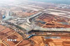 Công nhân thi công lắp đặt kết cấu mái thép sân bay Long Thành. (Ảnh: Hồng Đạt/TTXVN)