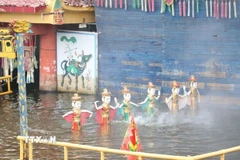 Tiết mục trong chương trình biểu diễn múa rối nước phục vụ du khách của phường múa rối nước Hồng Phong (Hải Phòng). (Ảnh: Mạnh Minh/TTXVN)