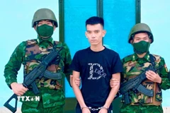 Đối tượng Lê Phú Nghĩa bị bắt giữ khi đang làm thủ tục nhập cảnh từ Campuchia về Việt Nam. (Ảnh: TTXVN phát)