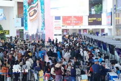 Đông nghẹt người làm thủ tục tại nhà ga nội địa T1 Cảng Hàng không Quốc tế Nội Bài chiều 4/1. (Ảnh: Quốc Khánh/TTXVN)