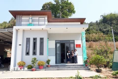 Ngôi nhà xây dựng từ mô hình "Ngôi nhà Cấp ủy" khang trang nổi bật giữa thông Bằng Lăng xây dựng từ nguồn kinh phí do các đảng viên xã Đam Rông 2 đóng góp vào cuối năm 2025. (Ảnh: Chu Quốc Hùng/TTXVN)