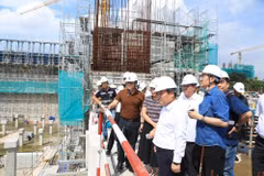 Chủ tịch Ủy ban Nhân dân thành phố Hà Nội Vũ Đại Thắng kiểm tra thực tế tiến độ thi công Dự án Nhà hát Ngọc Trai và Công viên văn hóa nghệ thuật chuyên đề tại phường Tây Hồ. (Ảnh: Trung Nguyên/TTXVN)