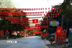 Không khí rực rỡ cờ hoa tại trung tâm xã Bắc Mê, chào mừng Đại hội Đảng bộ tỉnh Tuyên Quang lần thứ nhất, nhiệm kỳ 2025-2030. (Ảnh: TTXVN phát)
