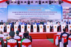 Thủ tướng Phạm Minh Chính và các đại biểu khởi công điểm Trường nội trú liên cấp Tiểu học và Trung học cơ sở xã Yên Khương, Thanh Hóa. (Ảnh: Dương Giang/TTXVN)