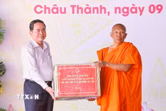 Chủ tịch Quốc hội Trần Thanh Mẫn tặng quà chức sắc tôn giáo trên địa bàn xã An Ninh, Cần Thơ. (Ảnh: Doãn Tấn/TTXVN)