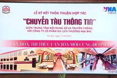Đưa ấn phẩm đặc sắc của TTXVN lên chuyến tàu ”Hà Nội 5 cửa ô” 