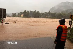 Nhiều tuyến đường liên xã của huyện Hướng Hóa đã bị ngập sâu, chia cắt nhiều khu vực. (Ảnh: TTXVN phát)