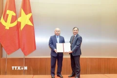 Đồng chí Hoàng Trung Dũng, Ủy viên Trung ương Đảng, Phó Trưởng Ban Thường trực Ban Tổ chức Trung ương trao Quyết định cho Phó Bí thư Thành ủy Hải Phòng Đỗ Thành Trung. (Ảnh: Minh Huệ/TTXVN)