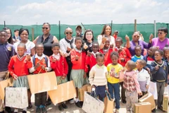 Bà Lê Thị Bích Trân - Phu nhân Thủ tướng Phạm Minh Chính thăm và trao quà cho người dân tại khu dân cư Tsakane (Nam Phi). (Ảnh: TTXVN phát)