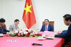 Thủ tướng Phạm Minh Chính điện đàm với Thủ tướng Malaysia Anwar Ibrahim. (Ảnh: Dương Giang/TTXVN)