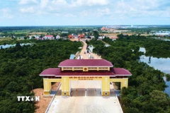 Quốc môn Cửa khẩu quốc tế Tân Nam đối diện Cửa khẩu quốc tế Meun Chay (tỉnh Prey Veng, Vương quốc Campuchia) vừa được khai trương. (Ảnh: Minh Phú/TTXXN)