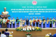 Thủ tướng Phạm Minh Chính tặng hoa chúc mừng các Gương mặt trẻ Việt Nam tiêu biểu. (Ảnh: Dương Giang/TTXVN)