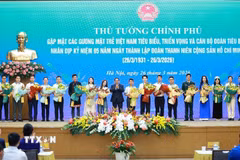 Thủ tướng Phạm Minh Chính tặng hoa chúc mừng các Gương mặt trẻ Việt Nam tiêu biểu. (Ảnh: Dương Giang/TTXVN)