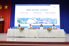 Các đại biểu chủ trì Kỳ họp thứ 5, Hội đồng nhân dân tỉnh Tây Ninh khóa XI. (Ảnh: Thanh Tân/TTXVN)